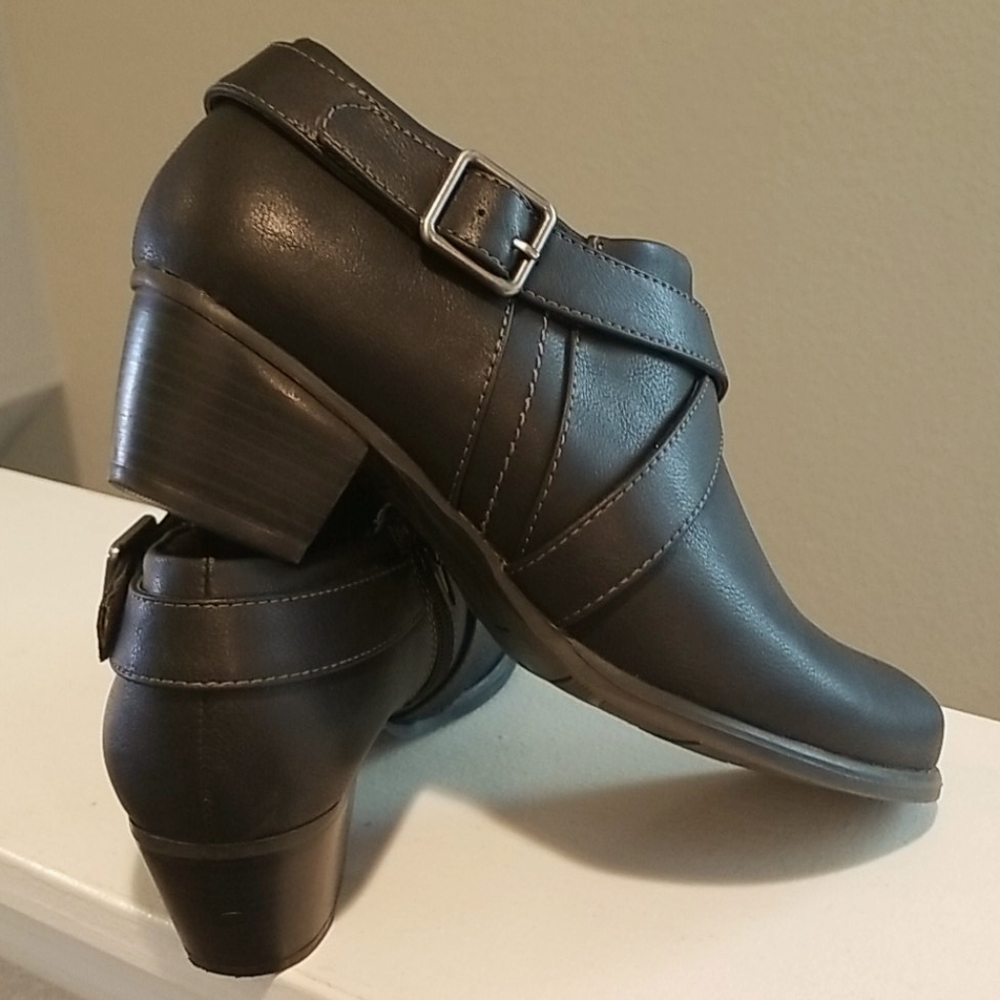 Low cut boots in excellent condition 💜